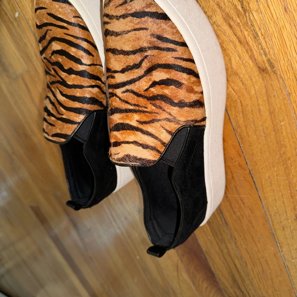 Aldo Women’s Alarka Slip On Sneakers Black White Zebra print platform size 7.5